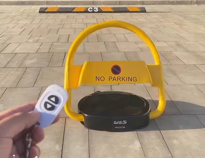 Electronic parking barrier operated with a remote control